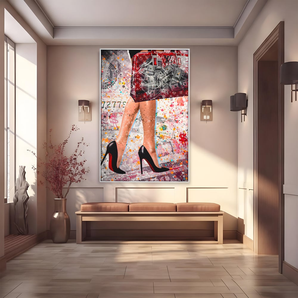 Tablou canvas cu tablou canvas cu silueta feminina si geanta rosie, in rama de aluminiu argintiu